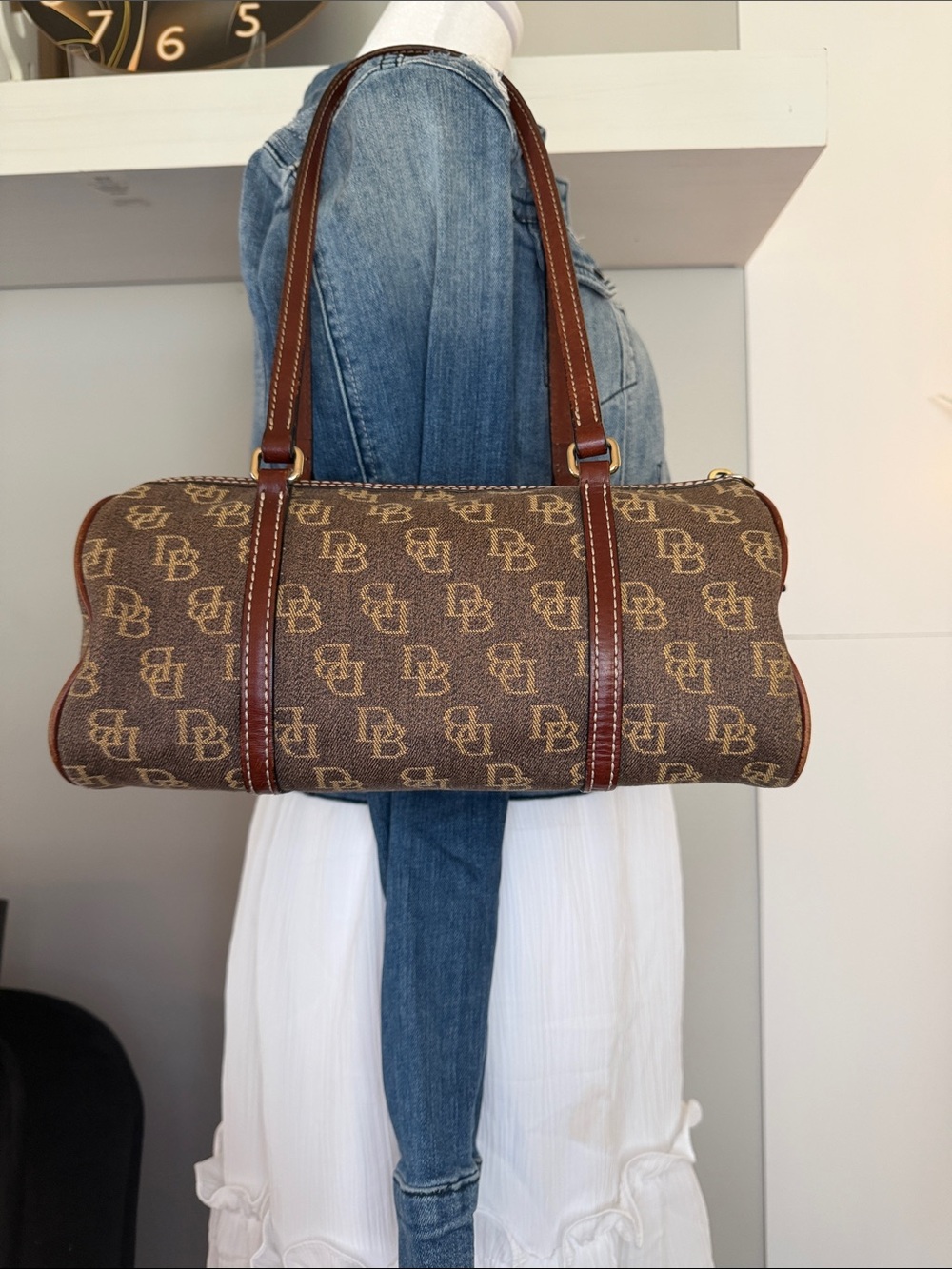 Dooney & Bourke NWOT  bag. 2 lrg inside zipper pockets/3 slots&key fob. 11 x5 - Picture 2 of 8